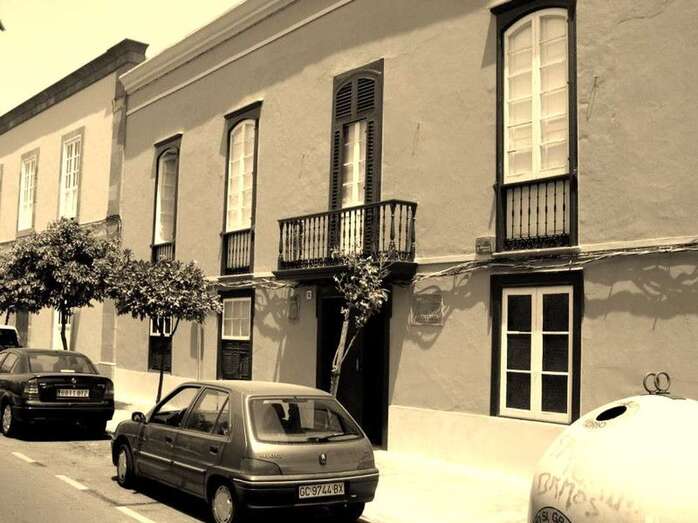 Naranjeros en la calle de Conde de la Vega Grande/TA.